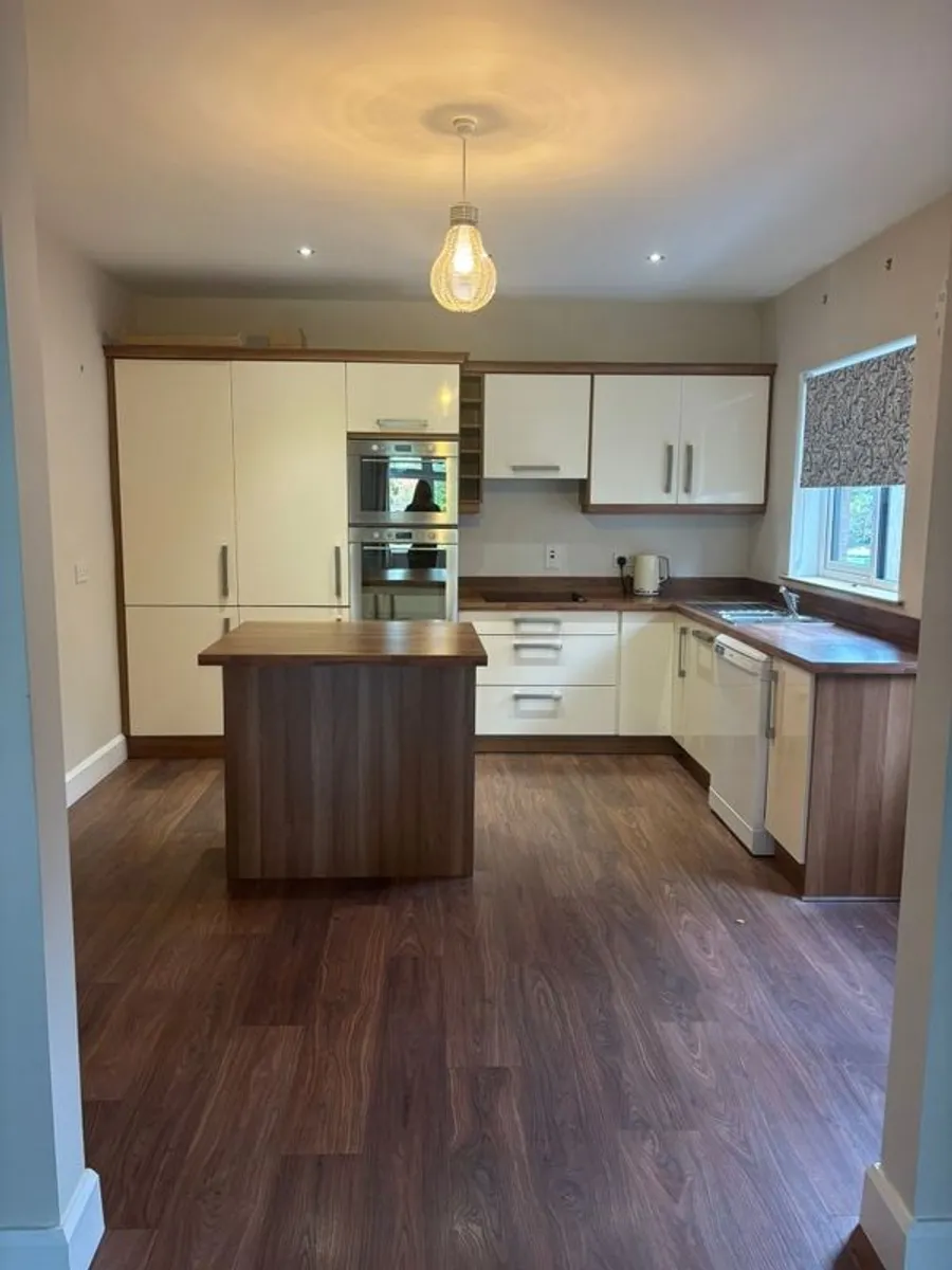 kitchen with island and appliances - Image 1