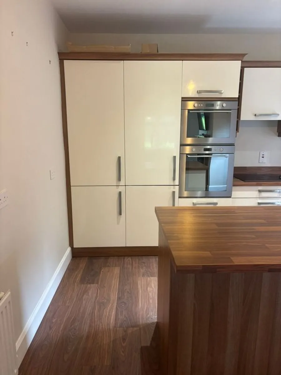 kitchen with island and appliances - Image 3