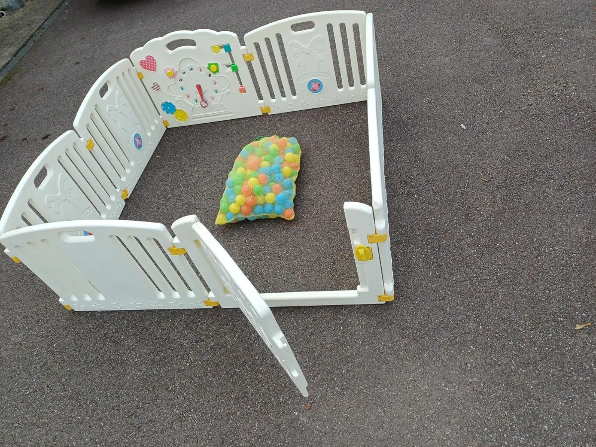 Play pen with balls - Image 1