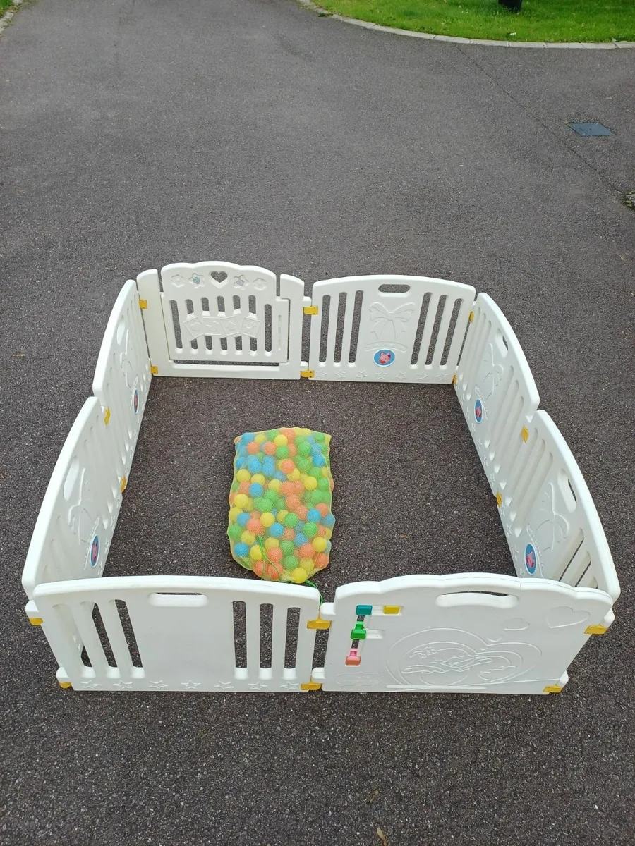 Play pen with balls - Image 2