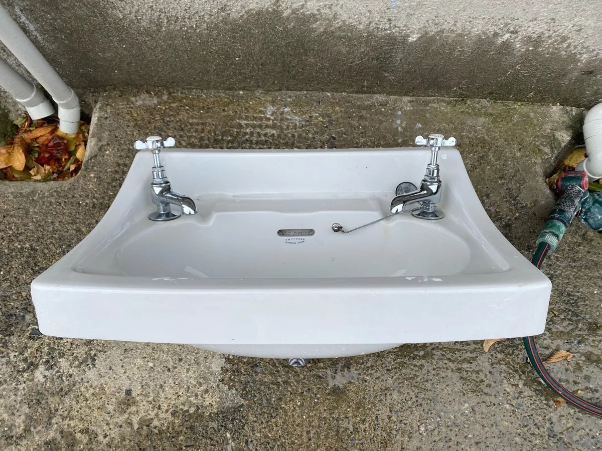Bathroom sink - Image 1