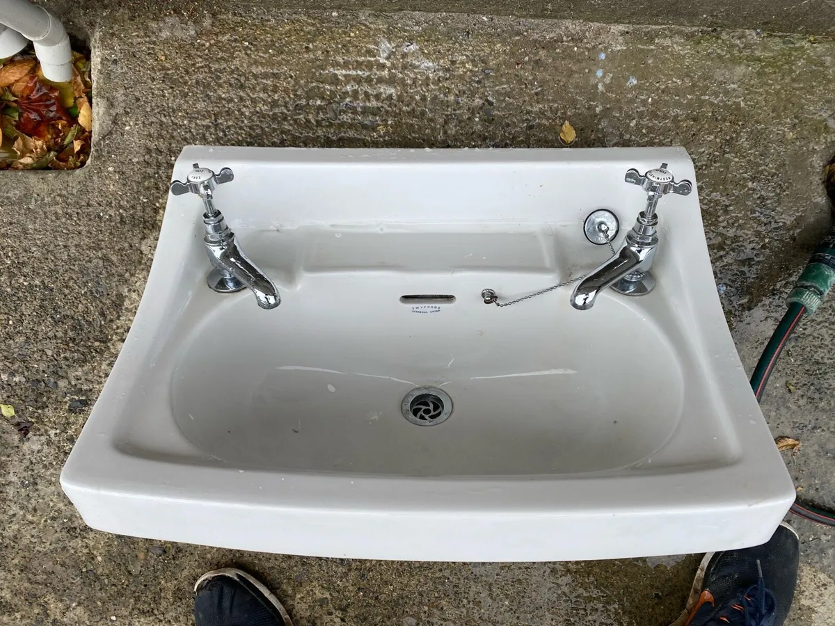 Bathroom sink - Image 2