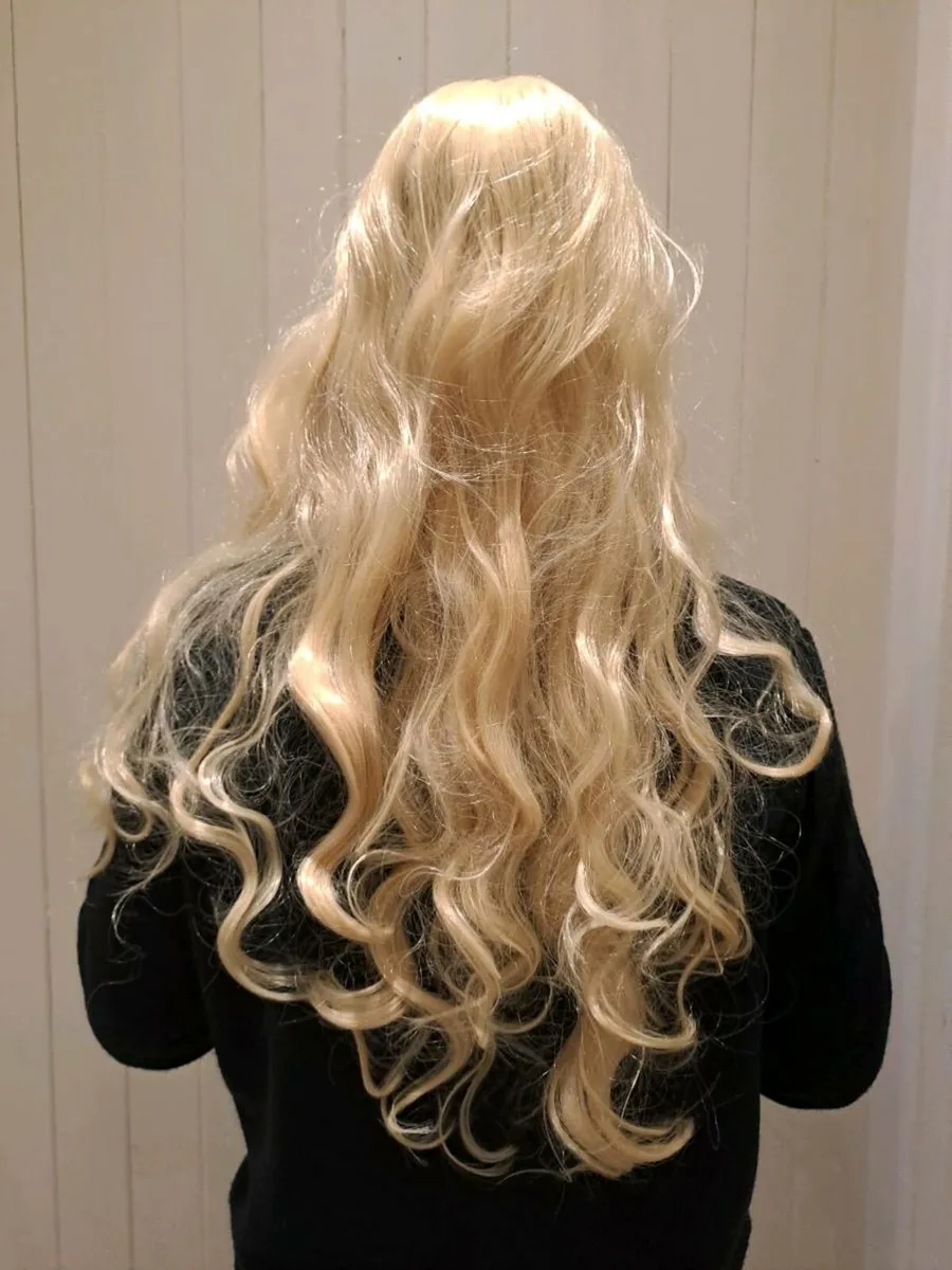 Long curly blond hair wig - Image 1