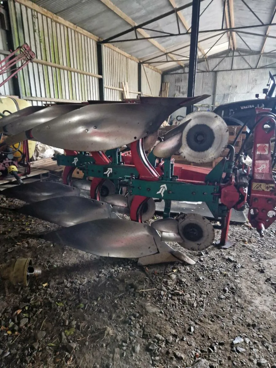 Kverneland plough - Image 1