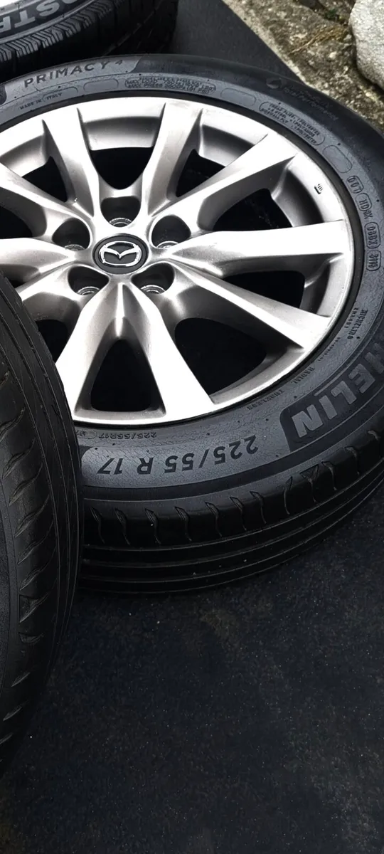 225 55 17 inch alloys 114.3 - Image 1