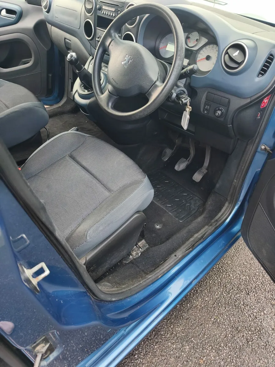 Wheel chair accessible car - Image 3