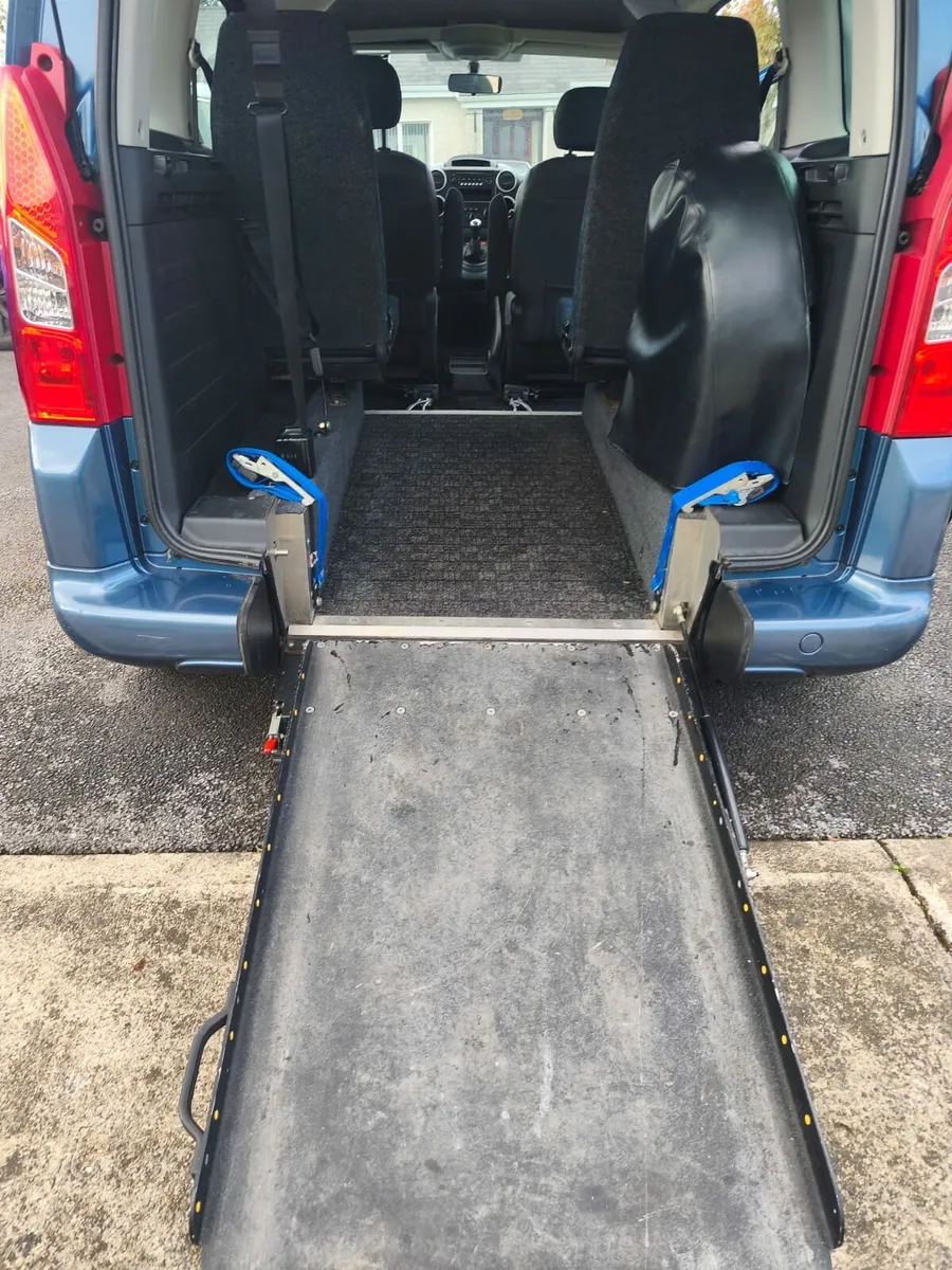 Wheel chair accessible car - Image 4