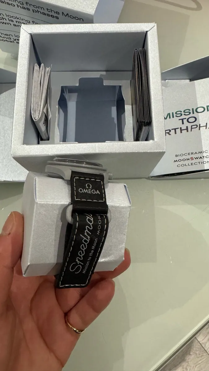 Omega x Swatch MISSION TO EARTHPHASE Watch - Image 3
