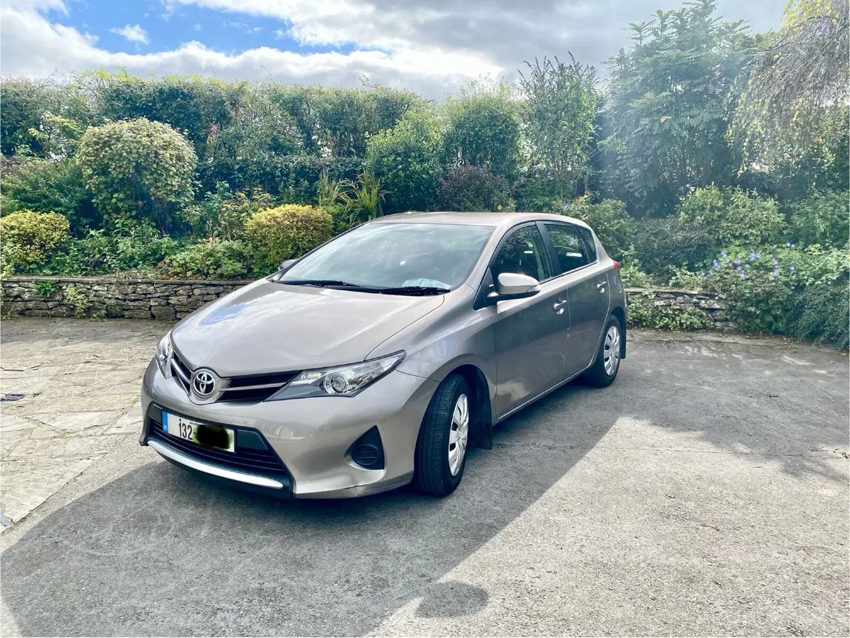 Toyota Auris 2013 - Image 2