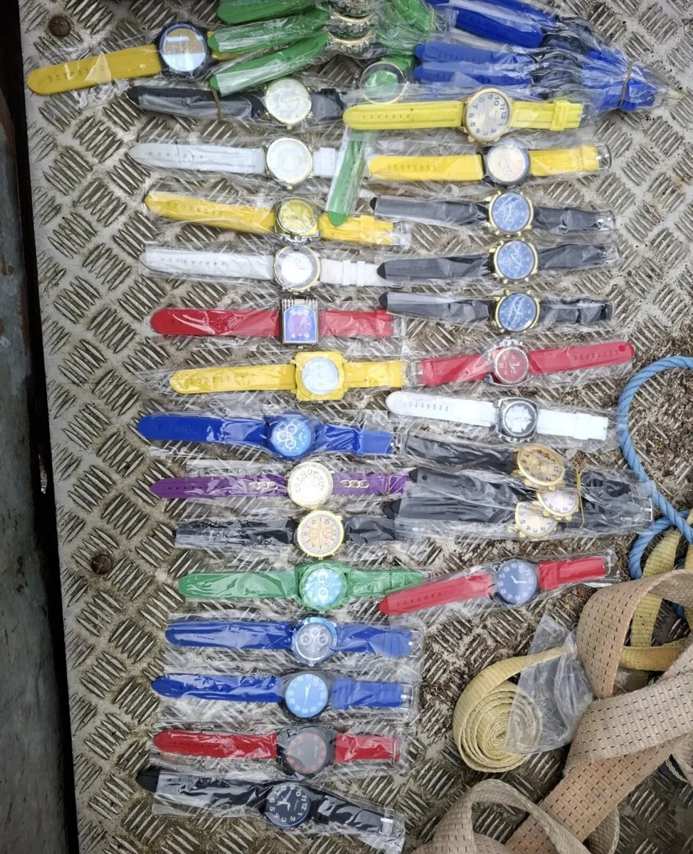 200 pcs steel watches - Image 1