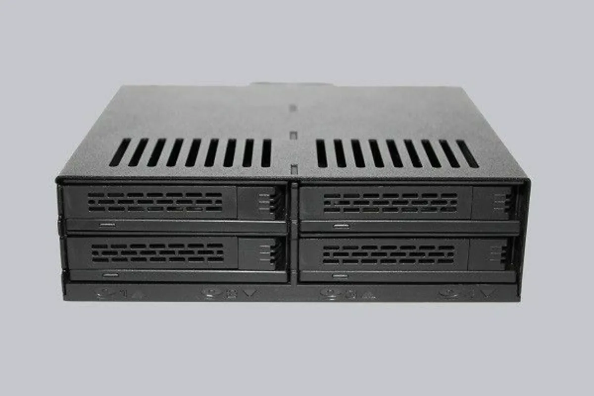 Icydock mb324sp-b 4 Bay 2.5" SAS/SATA HDD & SSD - Image 1