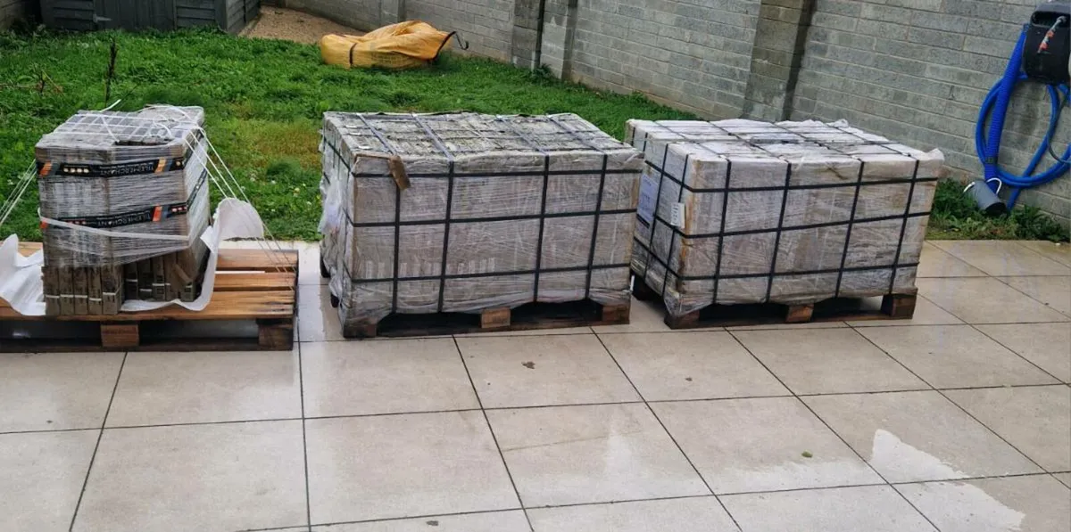 Outdoor Silver Concrete-Effect Porcelain Patio - Image 4