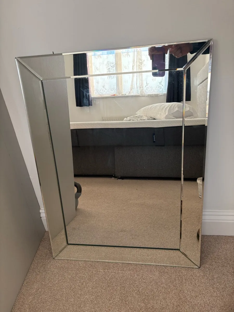 Wall mirror