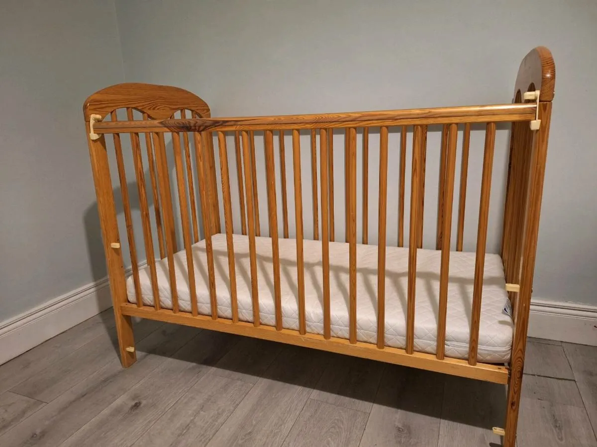 Cot + mattress - Image 1