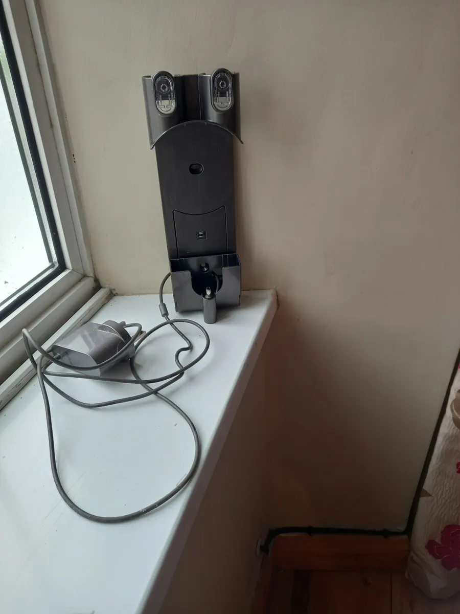 Dyson V6 Cordless Vacuum Cleaner – Excellent Condi - Image 3