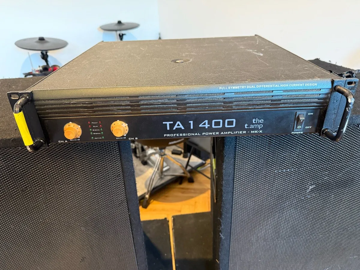 Peavey PA system complete, stands cables etc. - Image 2