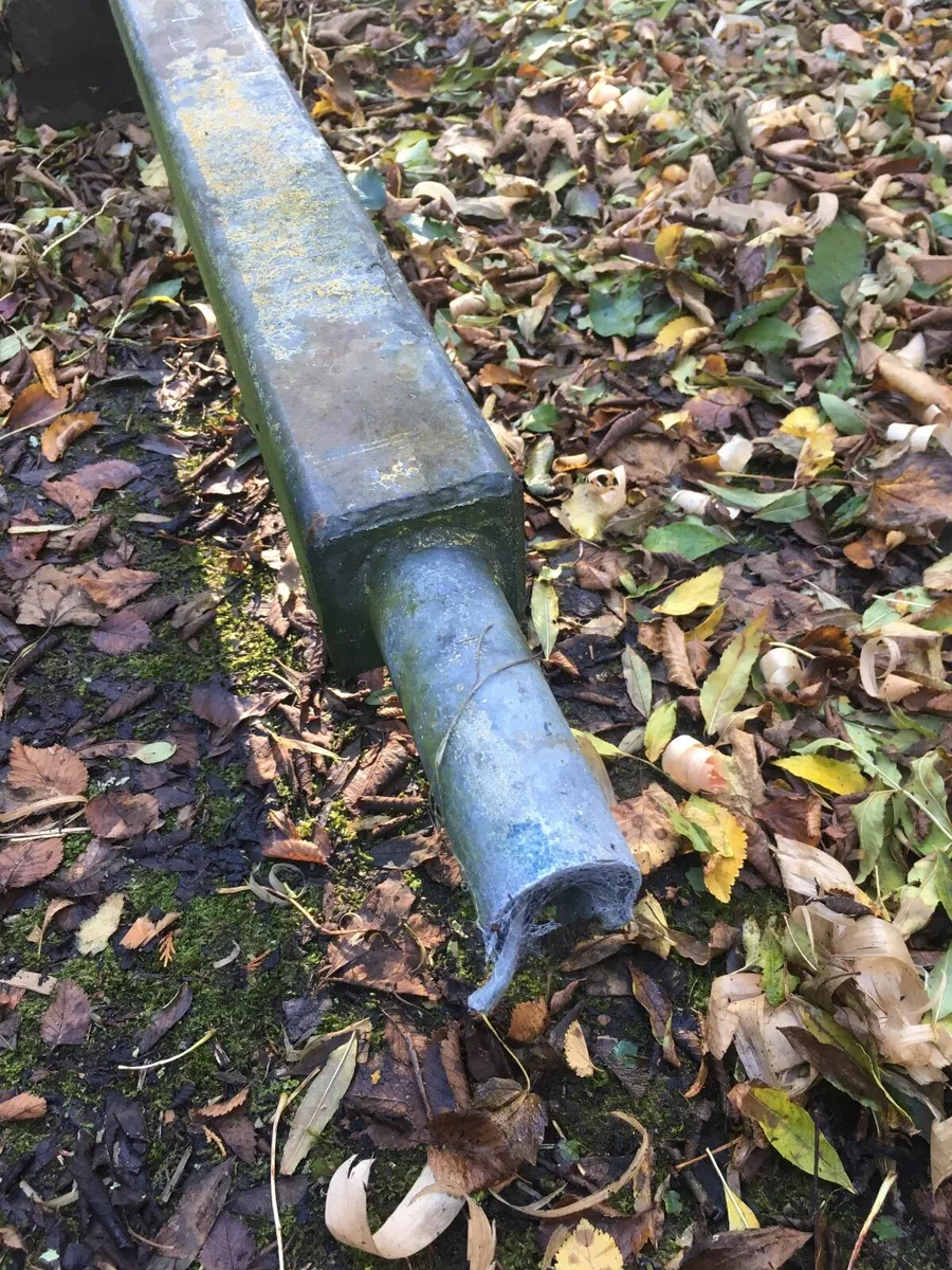 Galvanized pole with base plate - Image 2