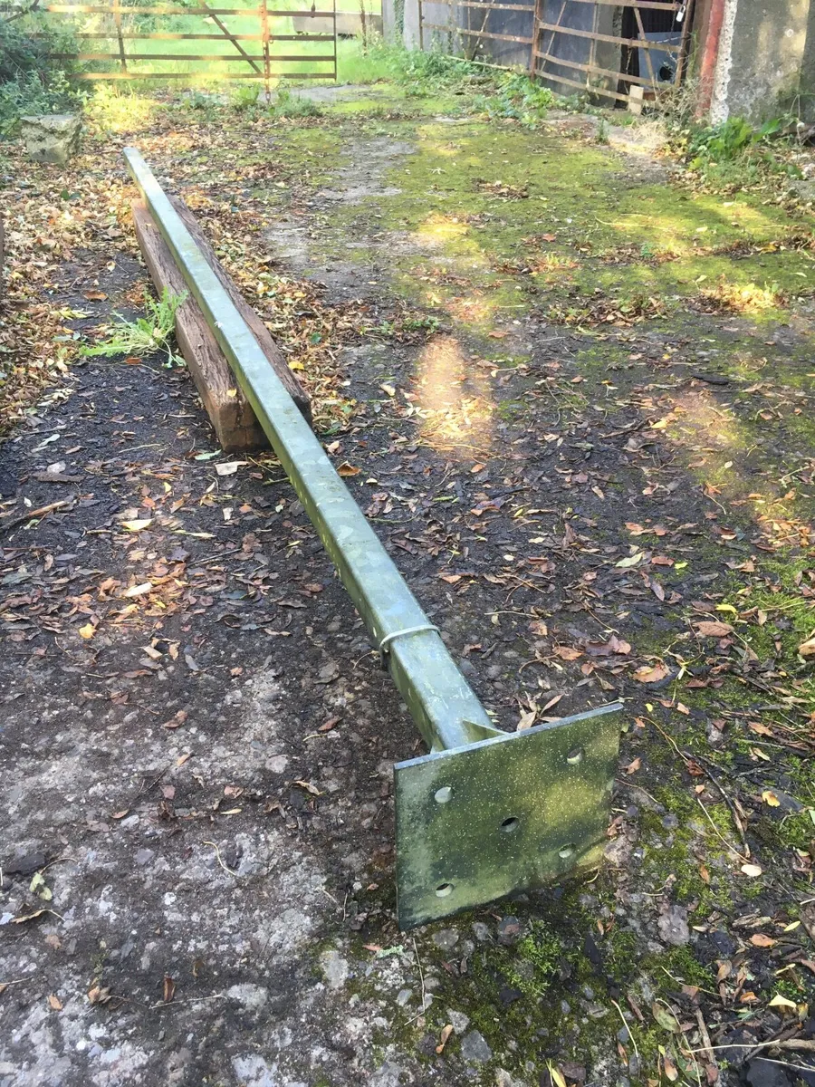 Galvanized pole with base plate - Image 1