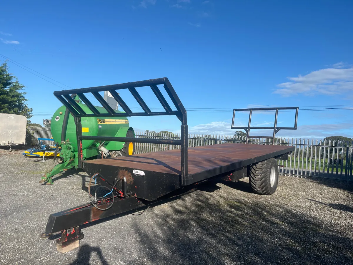 Bale trailer - Image 1