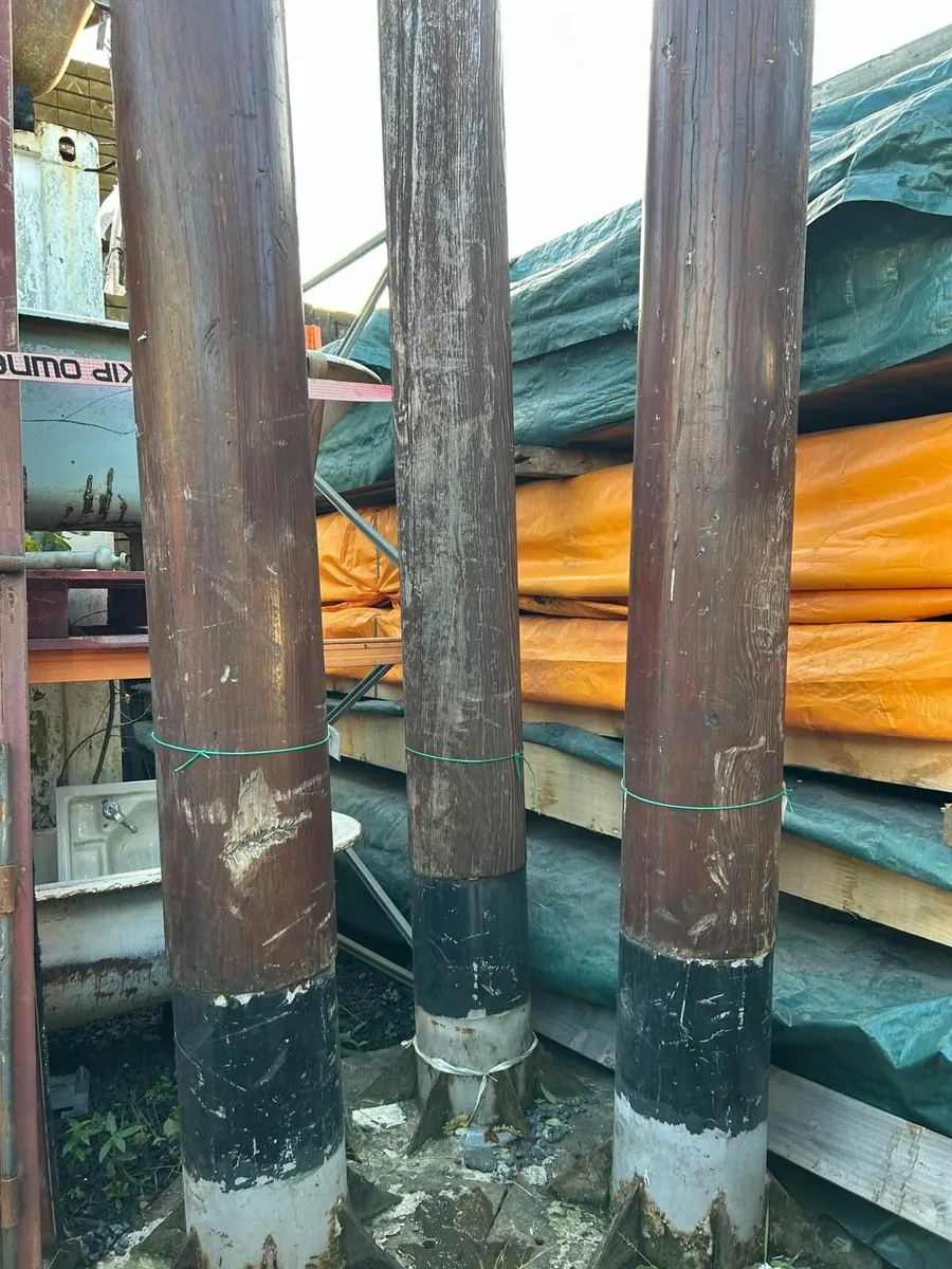 Round Wooden Uprights 3no - Image 1