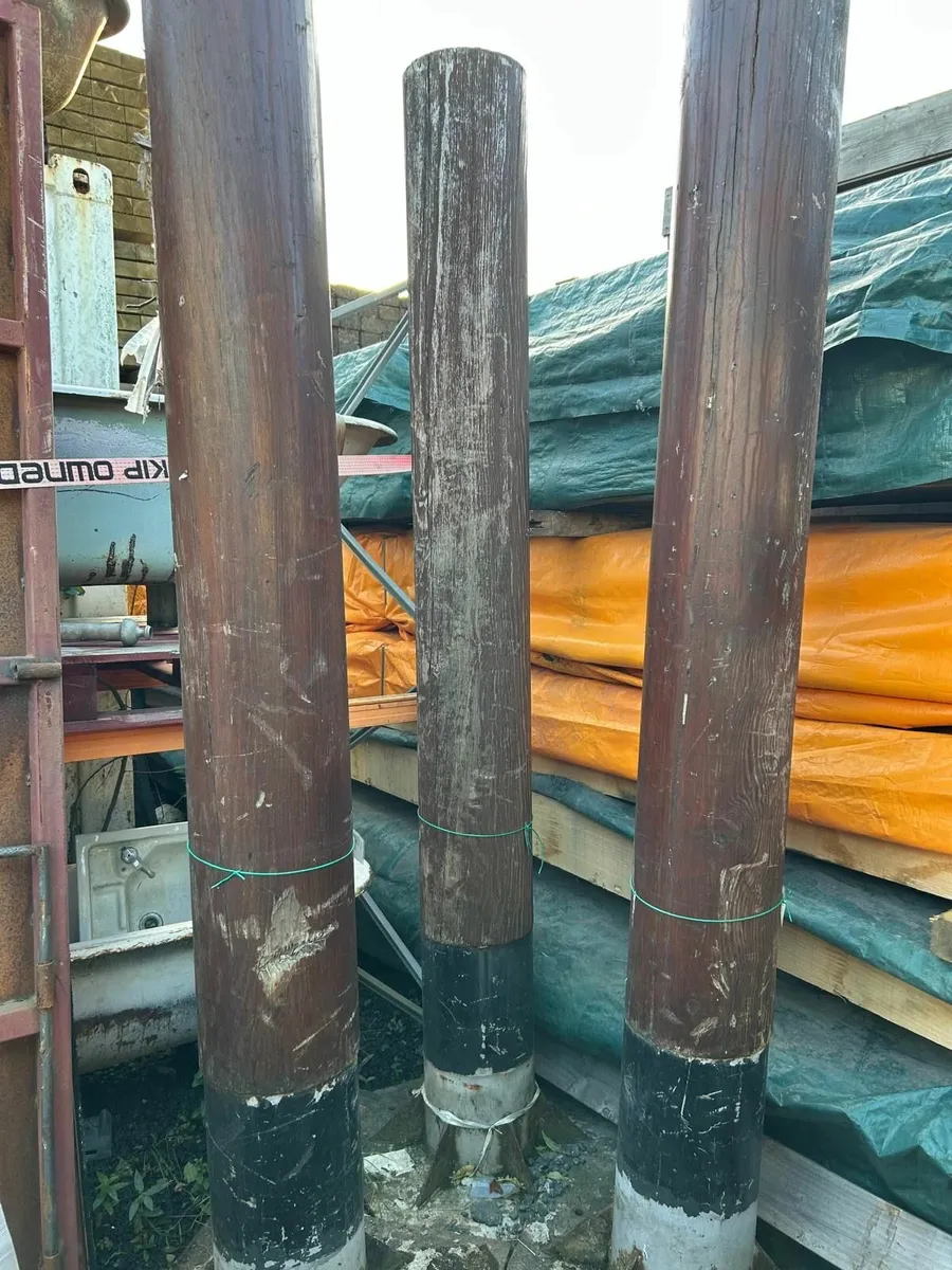 Round Wooden Uprights 3no - Image 2