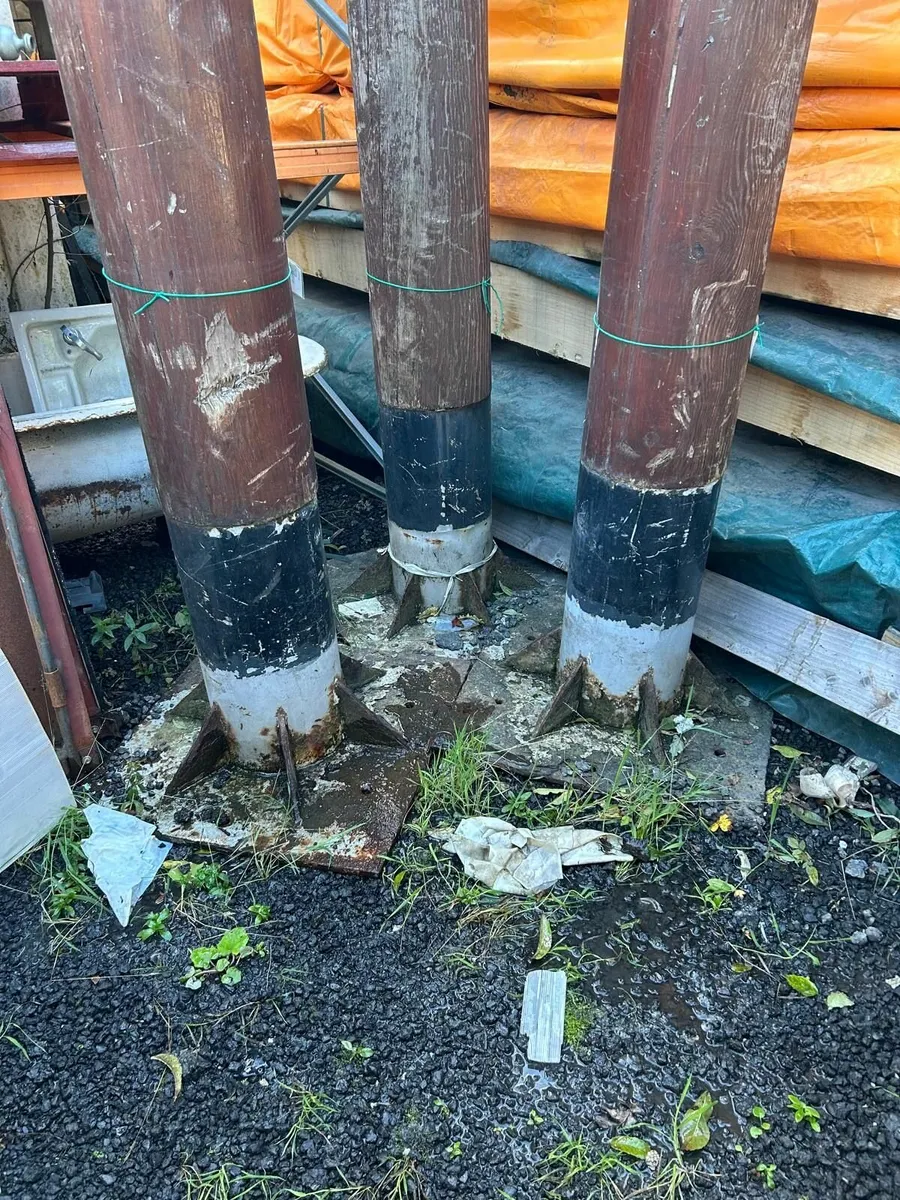 Round Wooden Uprights 3no - Image 3