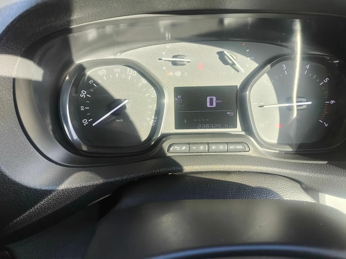Citroen Dispatch crew cab 2020 - Image 2