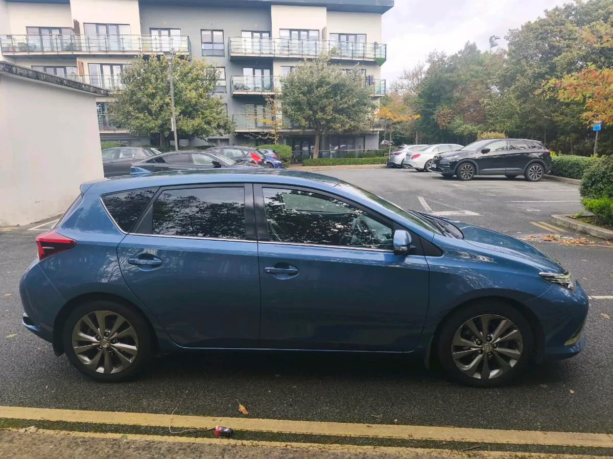 2017 Toyota auris excel - Image 2