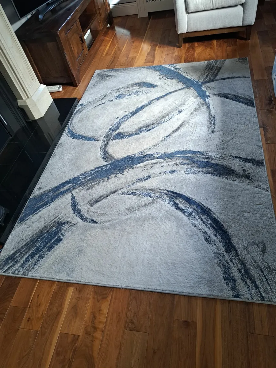 Beautiful Rug in Greys, Navy and Cream - Image 1