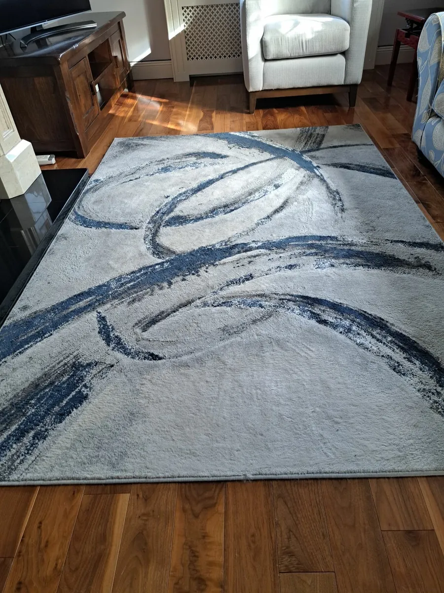 Beautiful Rug in Greys, Navy and Cream - Image 3