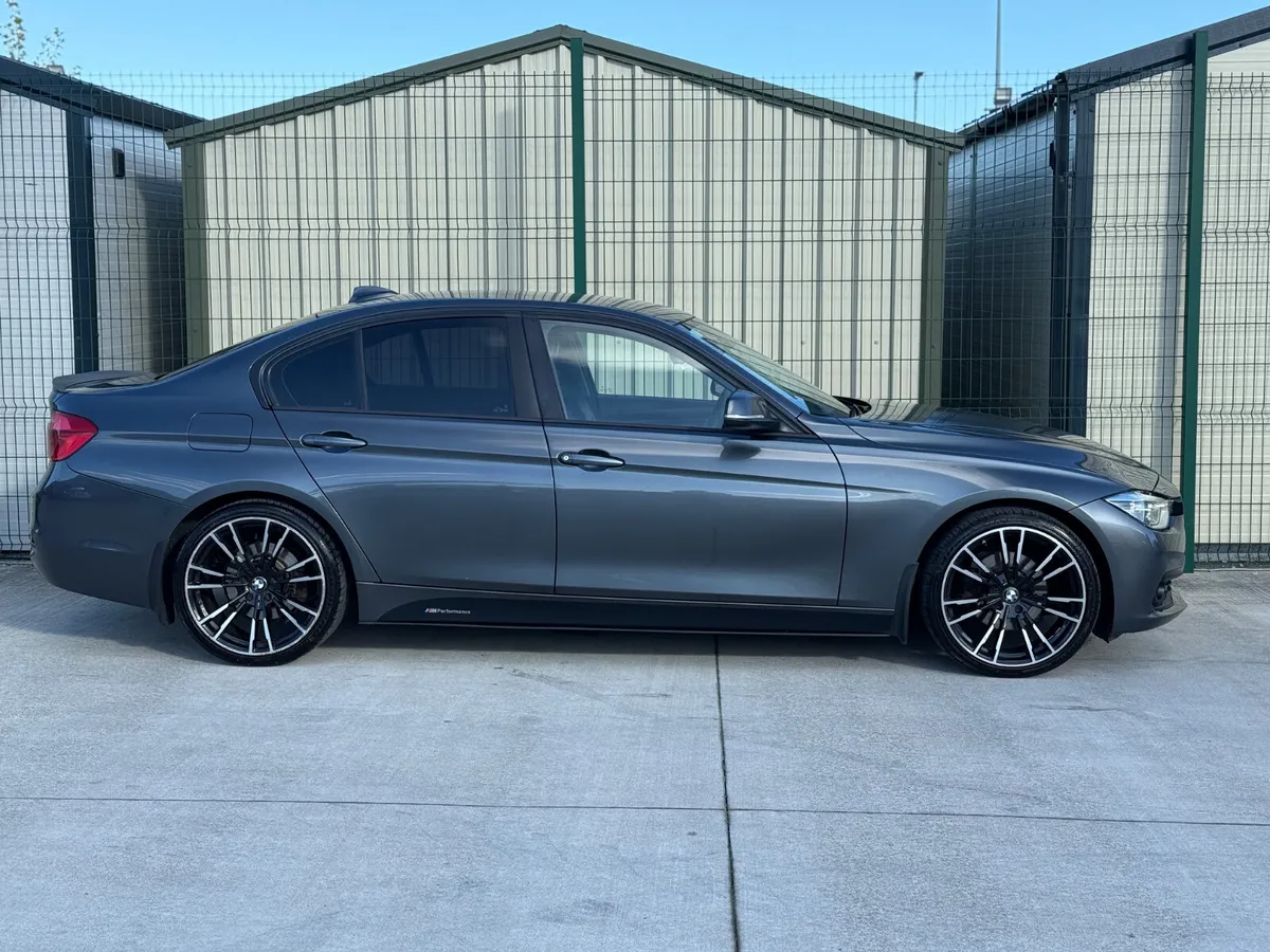 BMW 3-Series 2018 - Image 3