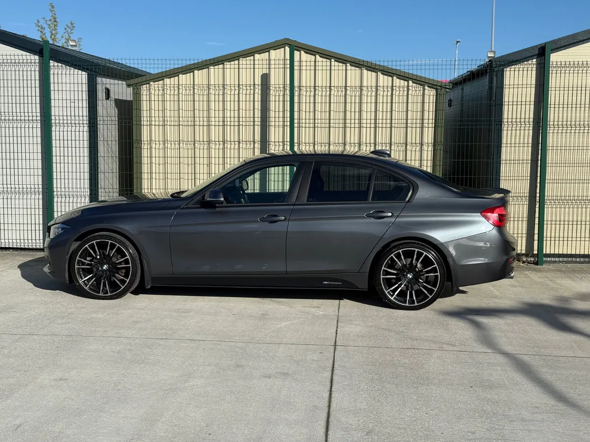 BMW 3-Series 2018 - Image 4