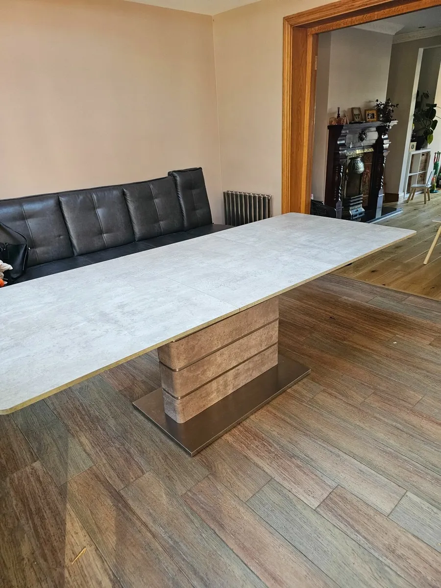 Dining table - Image 1