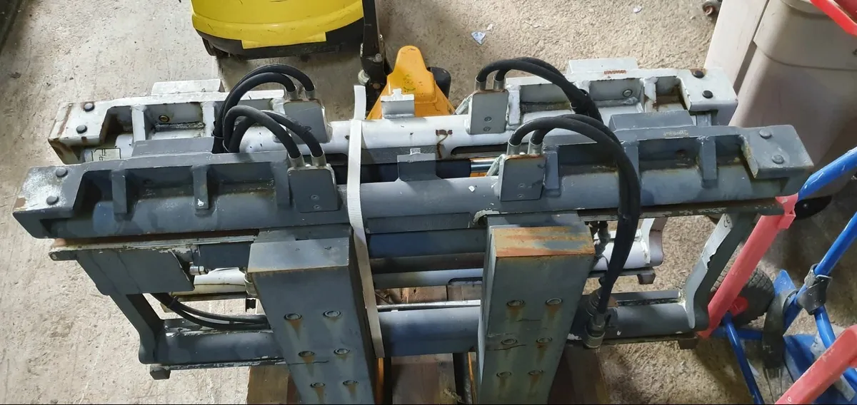 RZV35 Attached Fork Positioner with Sideshift 3500 - Image 1