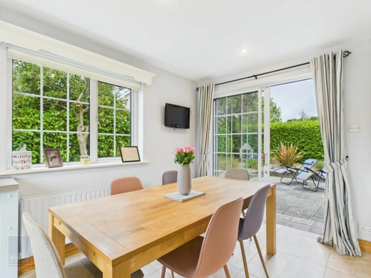 Dining table and 6 chairs