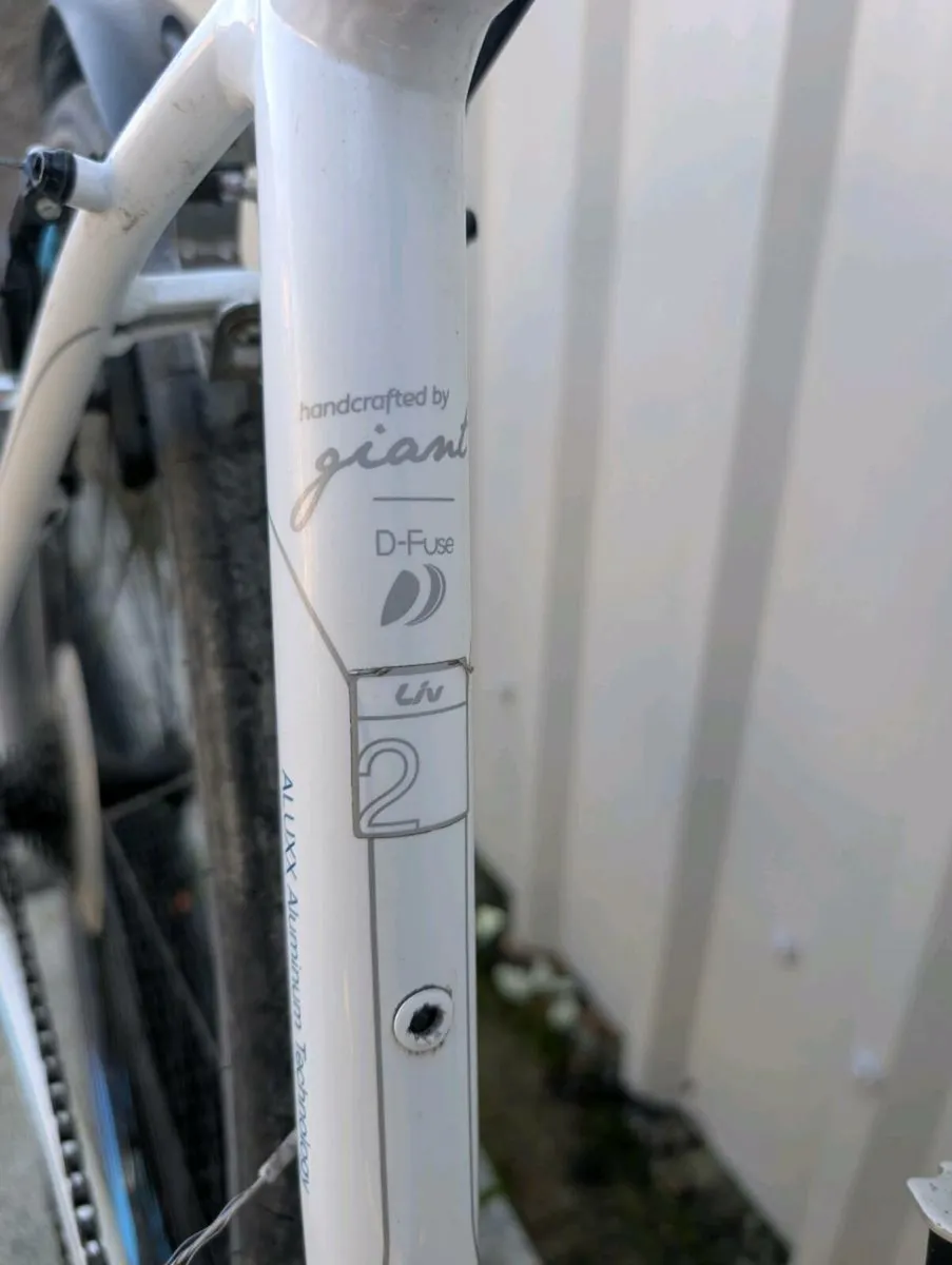 Ladies giant thrive road bike medium frame - Image 2