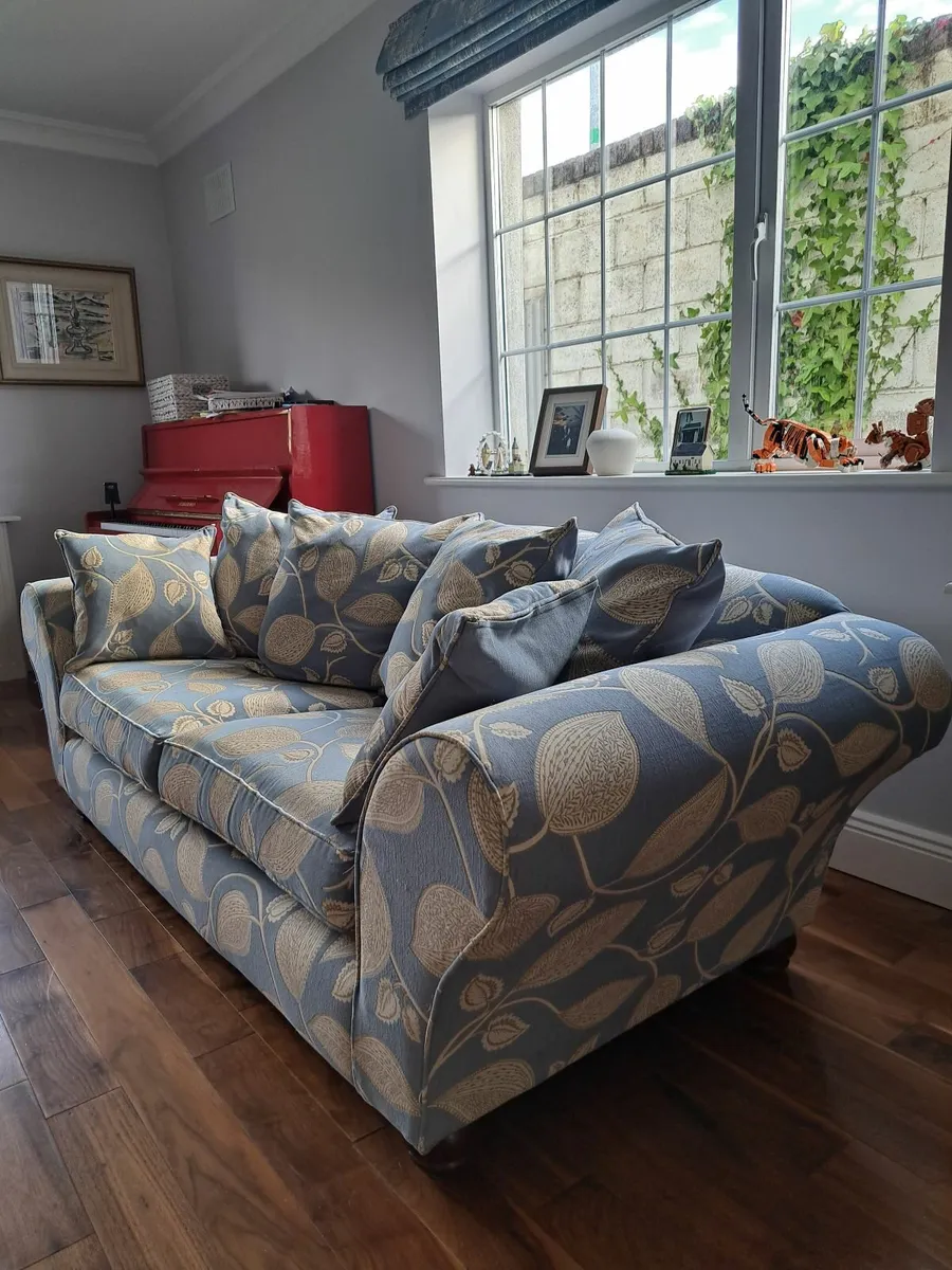 Stunning Three Seater Sofa in Blue and Cream - Image 3