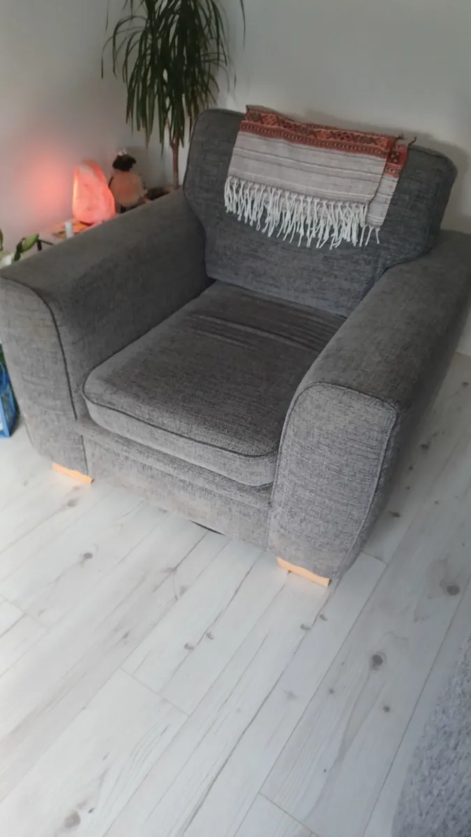 Suite €120 or nearest offer - Image 1