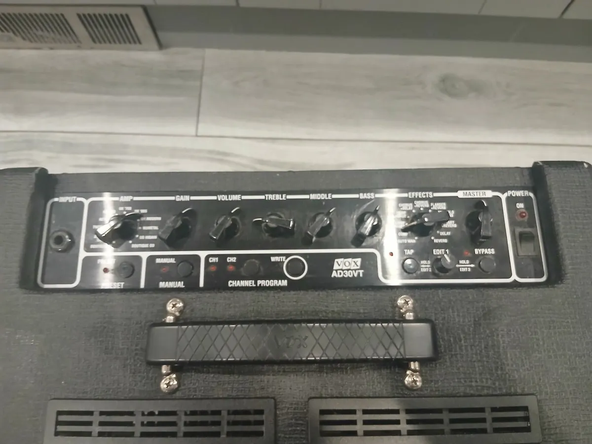 Vox Valvetronix AD30VT 30-Watt Modeling Guitar Amp - Image 3