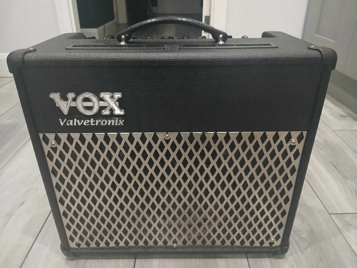Vox Valvetronix AD30VT 30-Watt Modeling Guitar Amp - Image 1