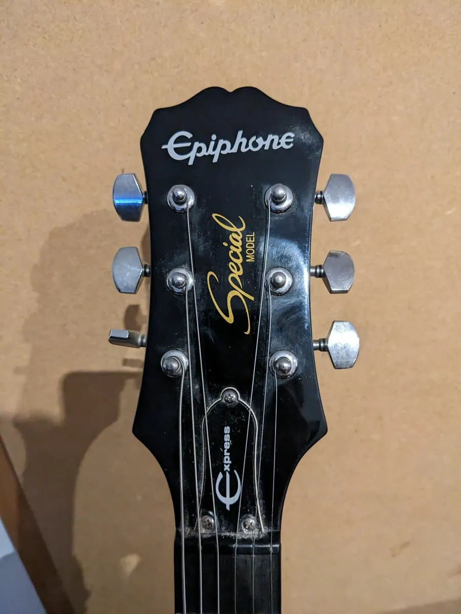 Epiphone Les Paul Special II w/ accessories & amp - Image 3