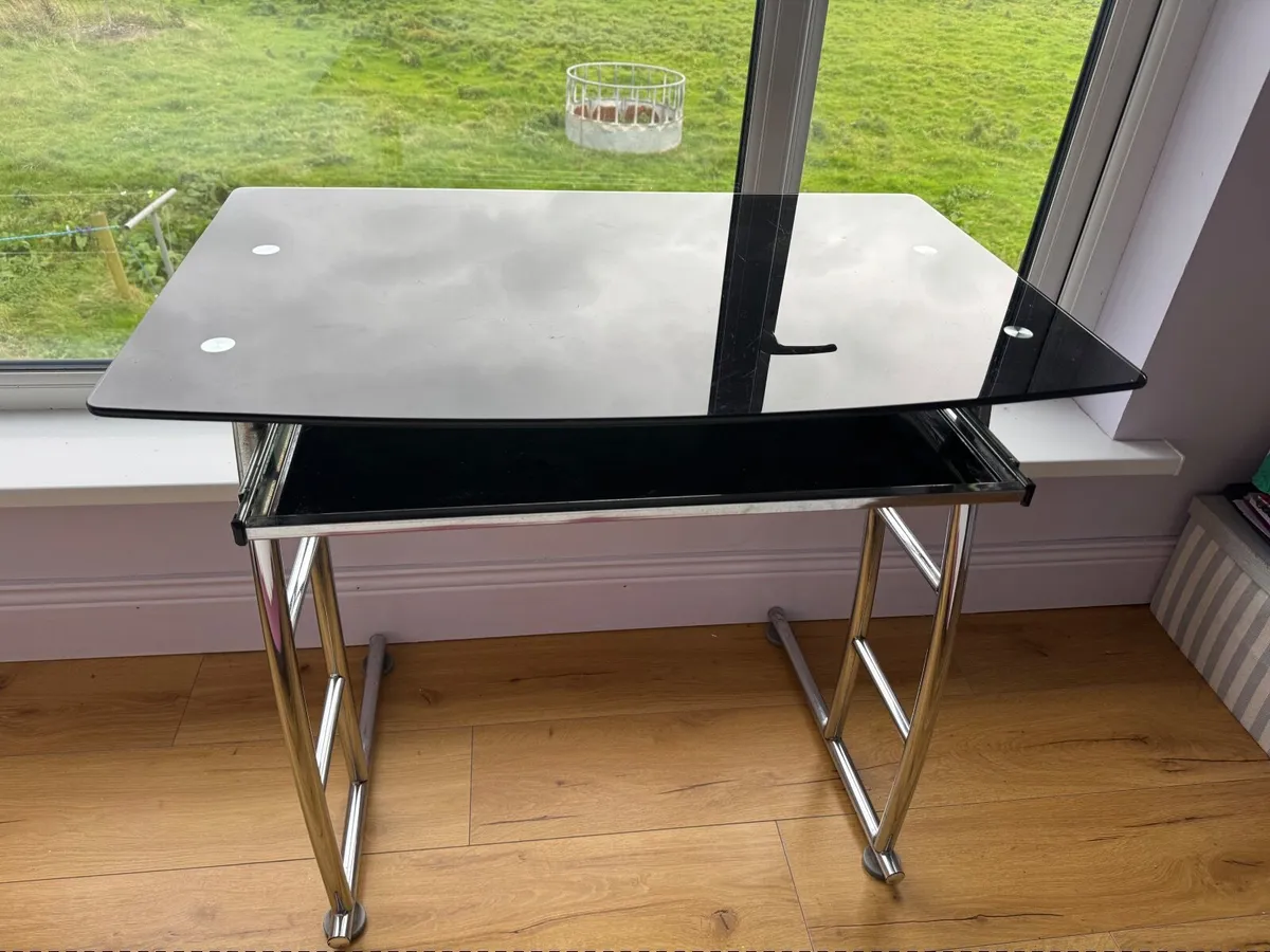 2 x desks - Image 1