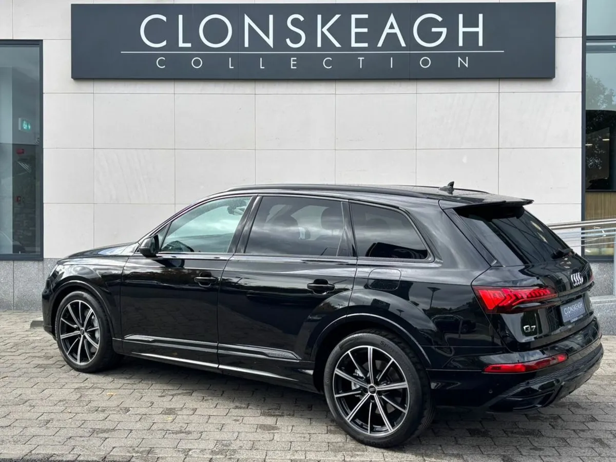 Audi Q7 TFSI E QUATTRO S LINE BLACK EDITION - Image 4