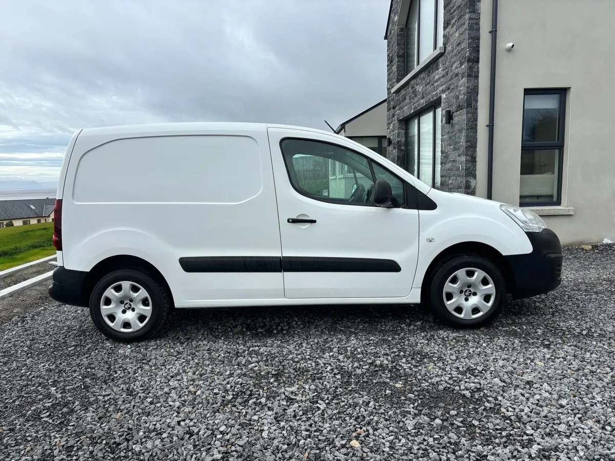2017 Peugeot Partner 1.6 (100bhp) Professional - Image 4