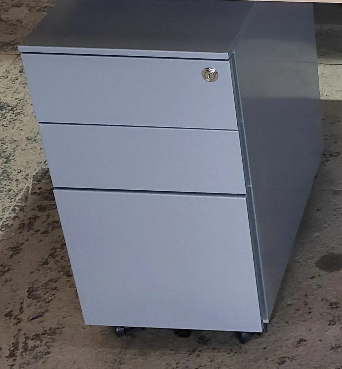 2nd hand mobile steel pedestals - Image 1