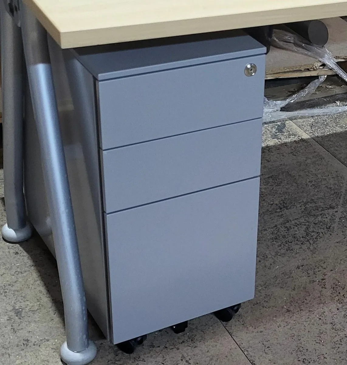 2nd hand mobile steel pedestals - Image 2