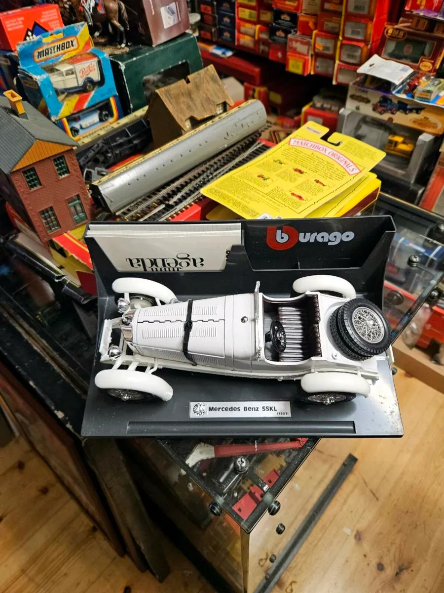 Corgi Burago Mercedes 1.18 - Image 2