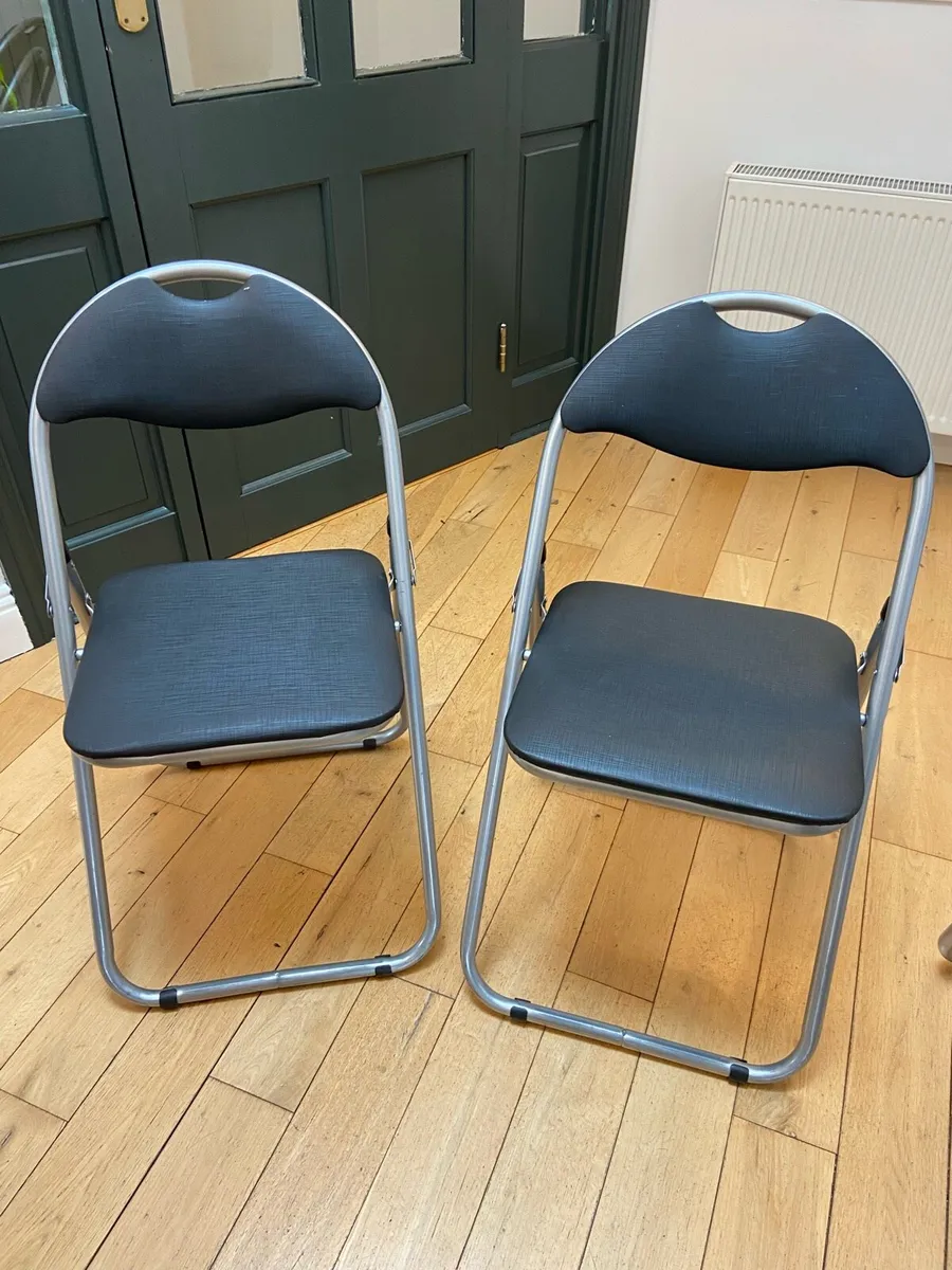 2 folding chairs