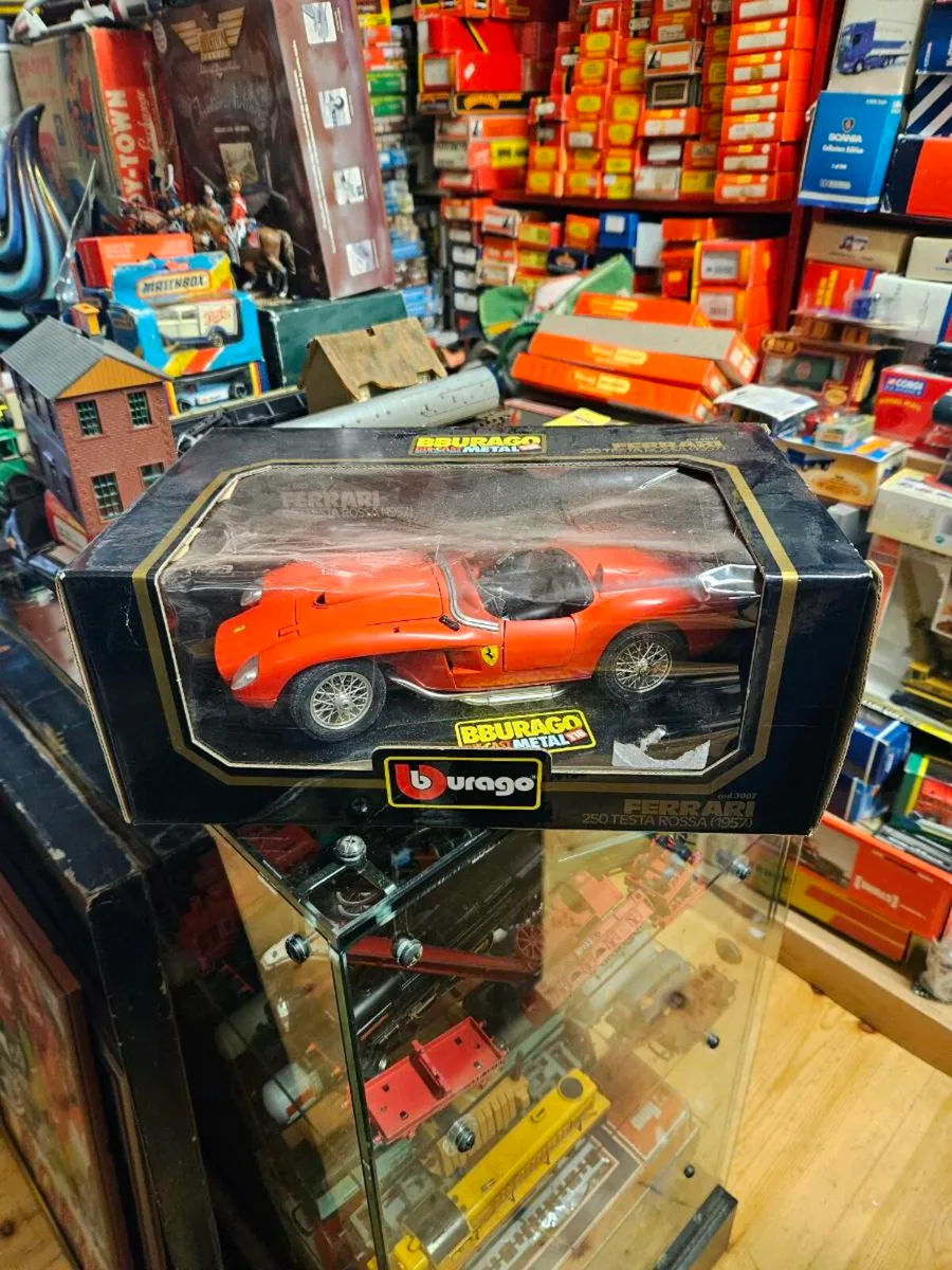 Corgi Burago Ferrari Testa Rossa 1.18 - Image 1