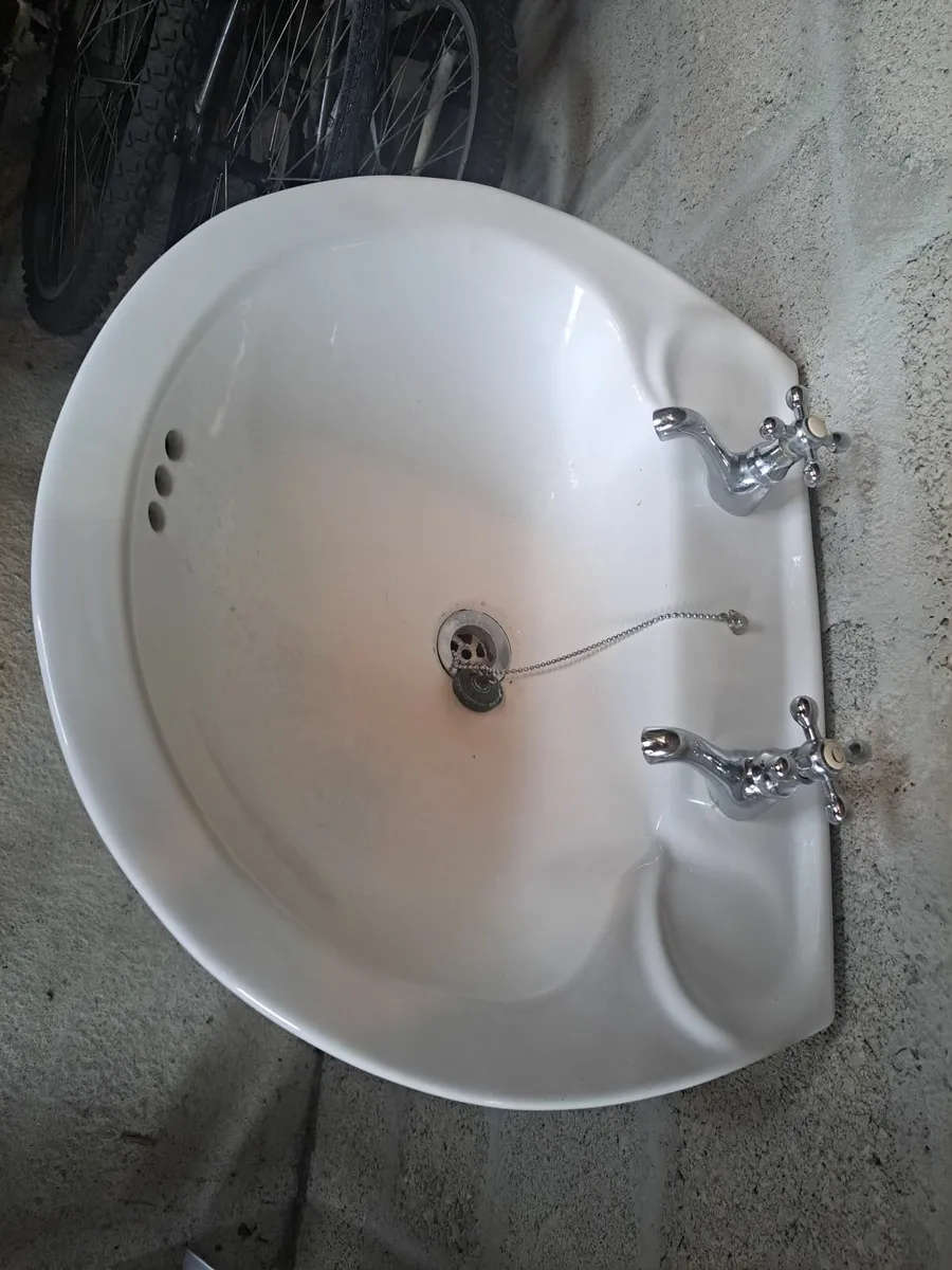 Shower door and handbasin - Image 2